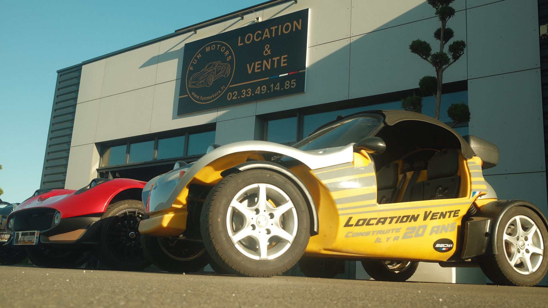 Deux buggys garés devant une devanture de FUN MOTORS.