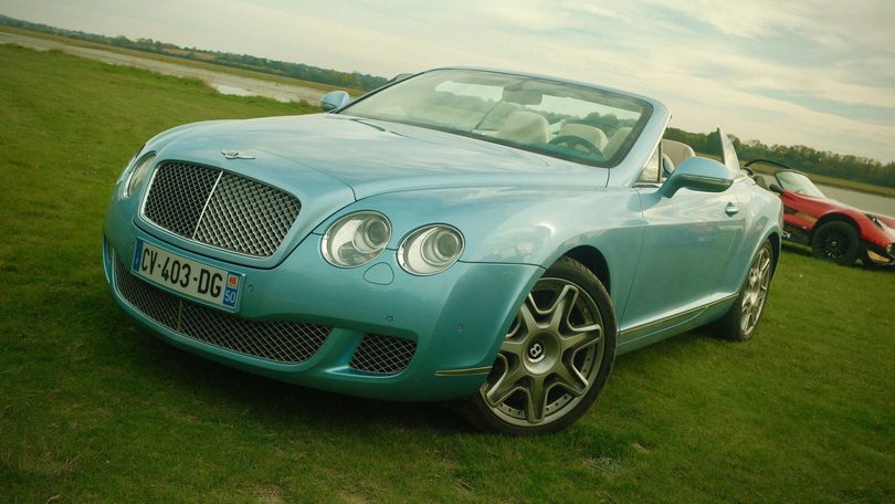 Bentley décapotable bleu clair garée sur l'herbe