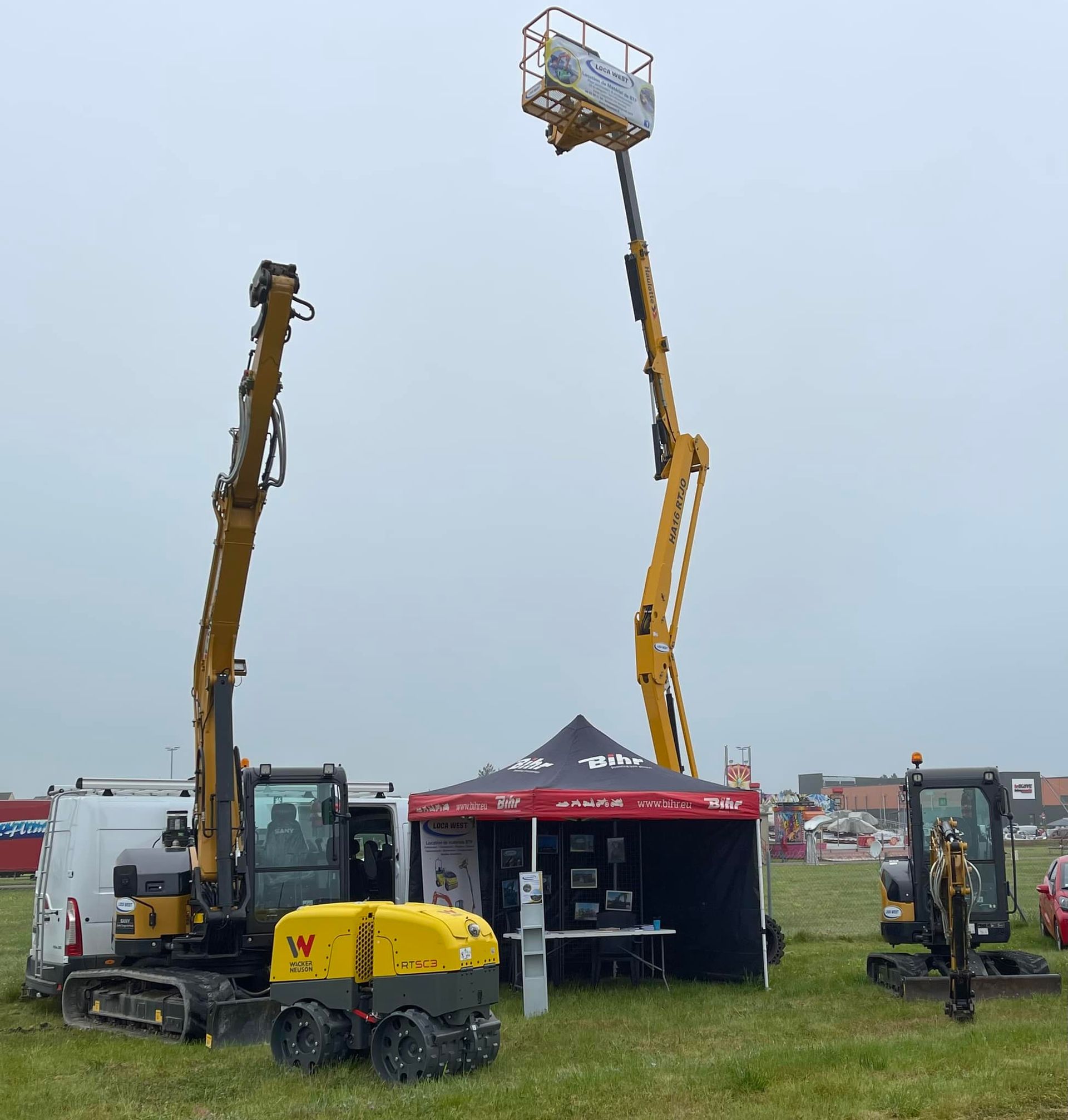 Exposition de matériel de construction : excavatrice, nacelle élévatrice, tente et mini-excavatrice