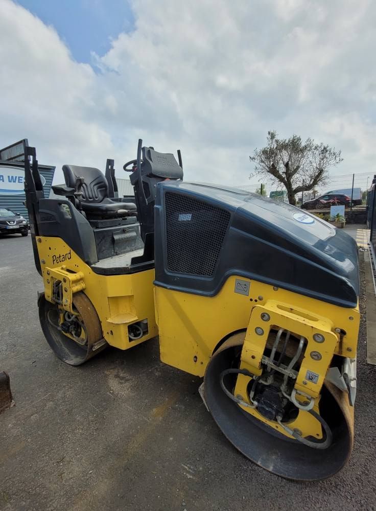 Rouleau compresseur jaune et noir 