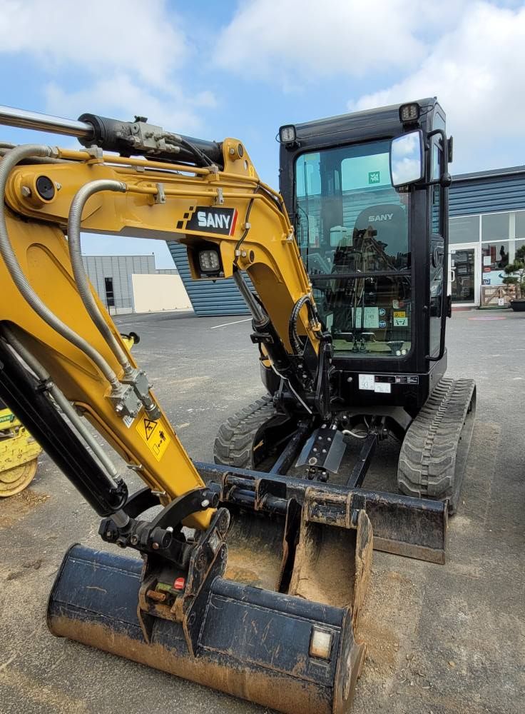Pelle mécanique jaune à chenilles et cabine noires