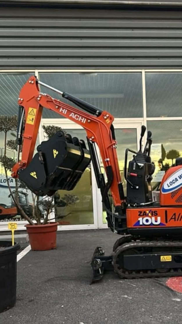 Une minipelle Hitachi orange avec un godet noir 