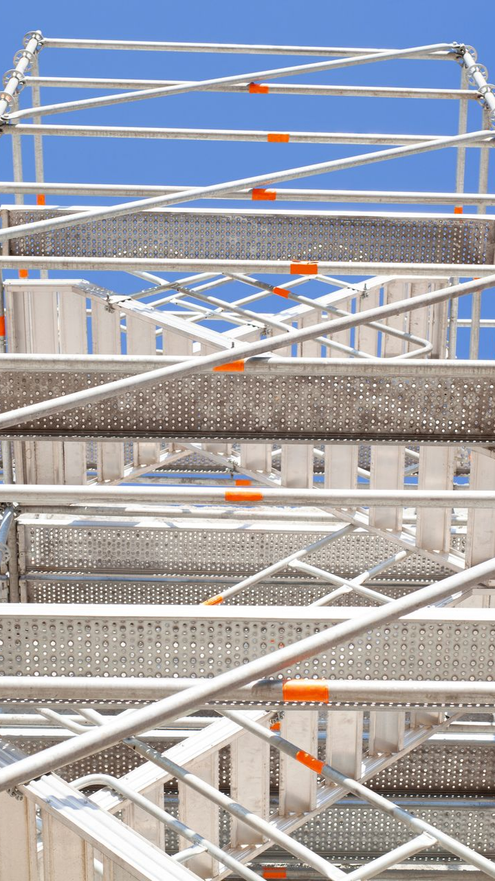 Échafaudages argentés 