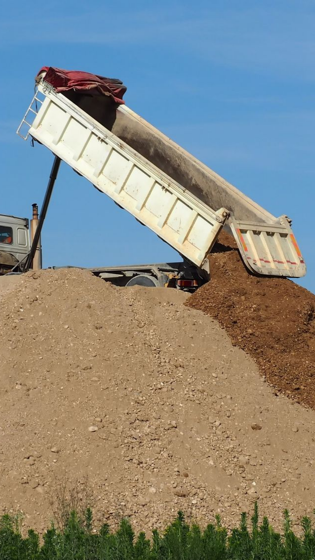 Un camion-benne décharge des matériaux 