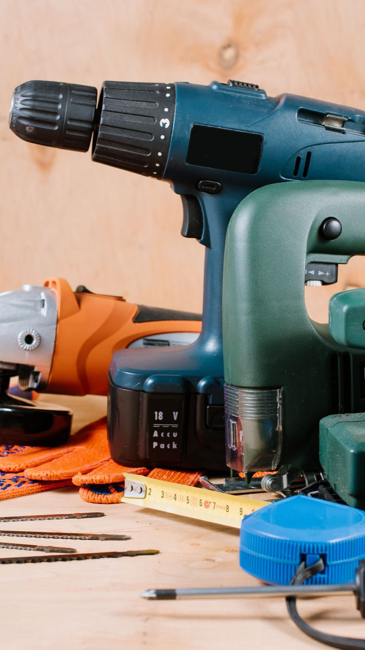 Outils électriques, notamment une perceuse et une scie sauteuse