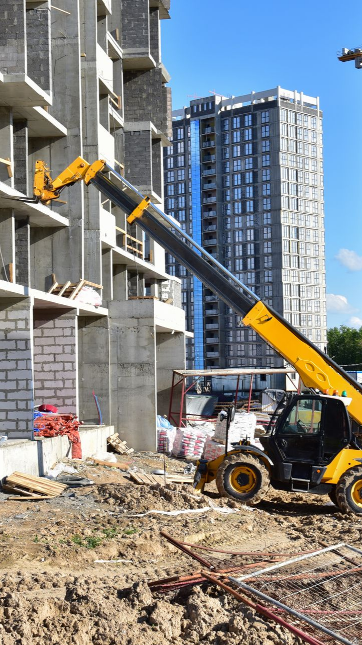 Un chariot télescopique jaune sur un chantier de construction