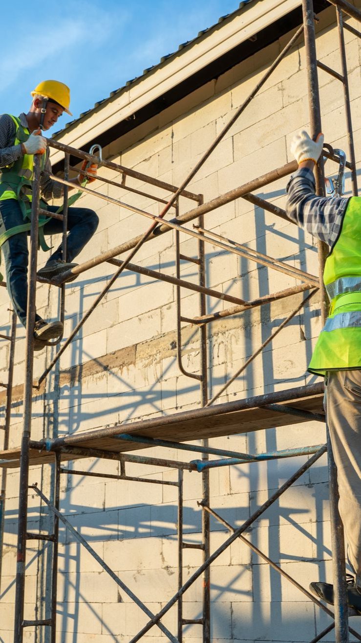 Des ouvriers du bâtiment sur des échafaudages