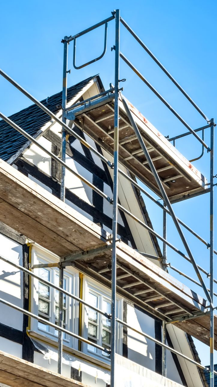 Échafaudages sur une maison à colombages 