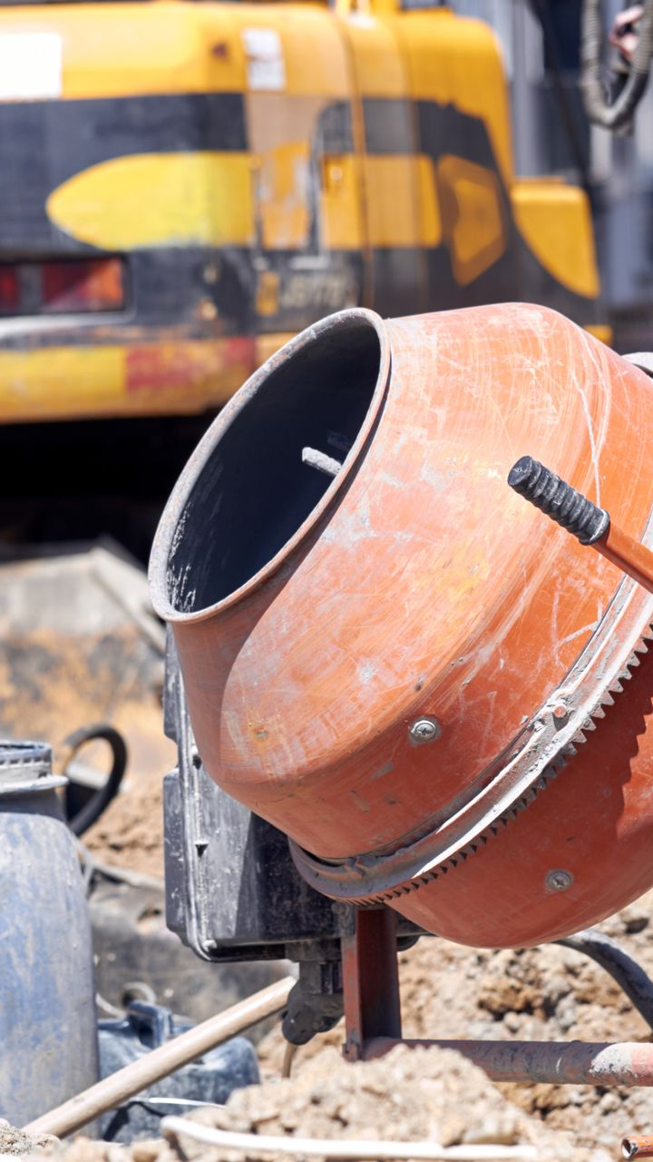 Bétonnière orange sur un chantier