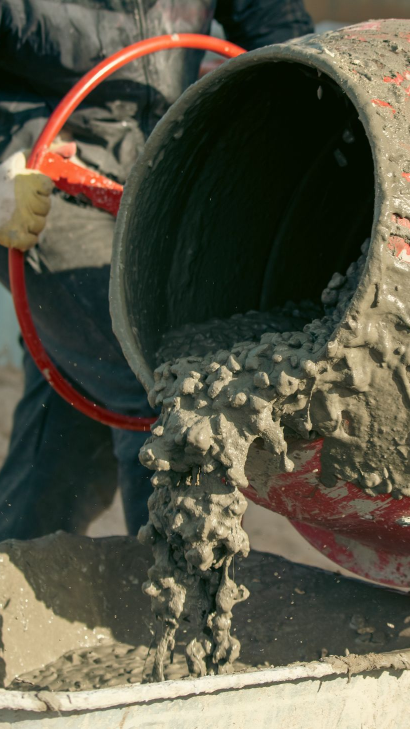 Coulage de béton frais provenant d'une bétonnière 