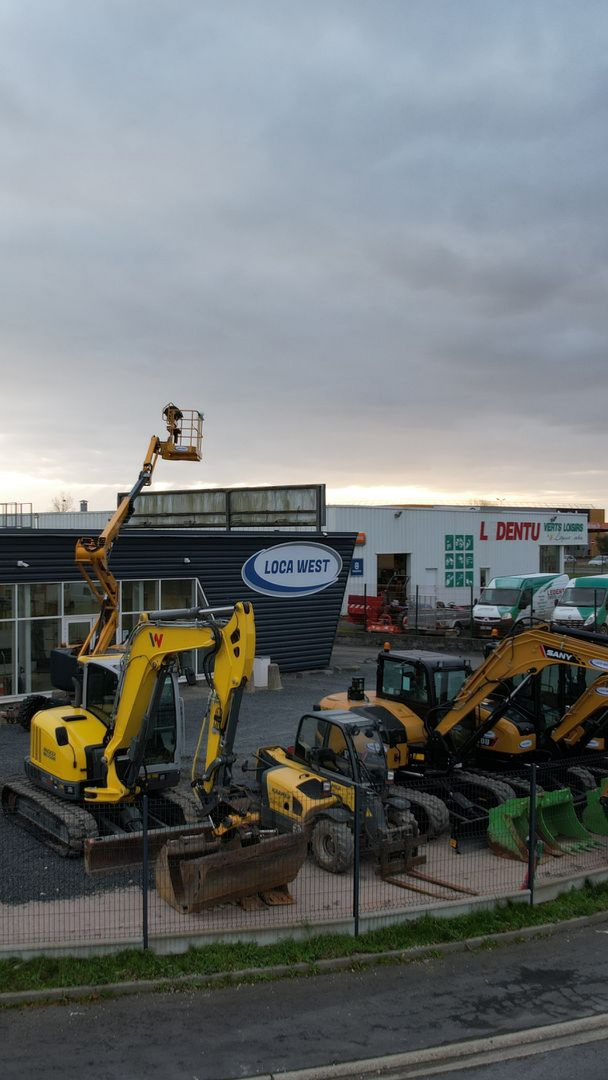 Parc de machines lourdes avec excavatrices jaunes