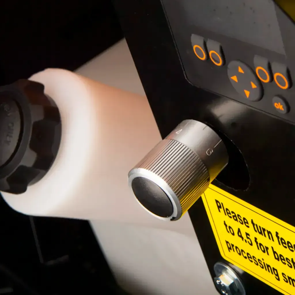 Gros plan sur un panneau de commande de machine avec un bouton rotatif