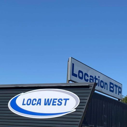 Panneau indiquant Loca West et Location BTP