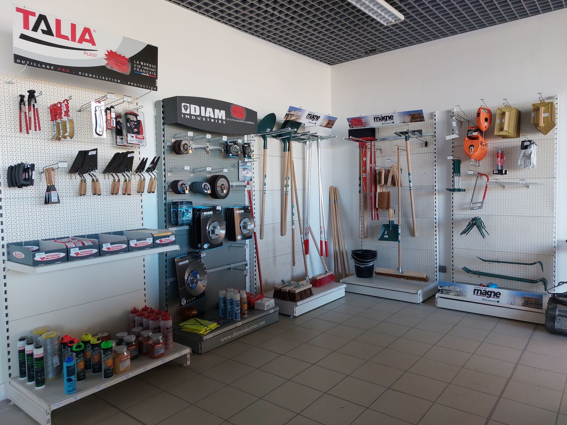Intérieur du magasin Loca West avec des outils présentés