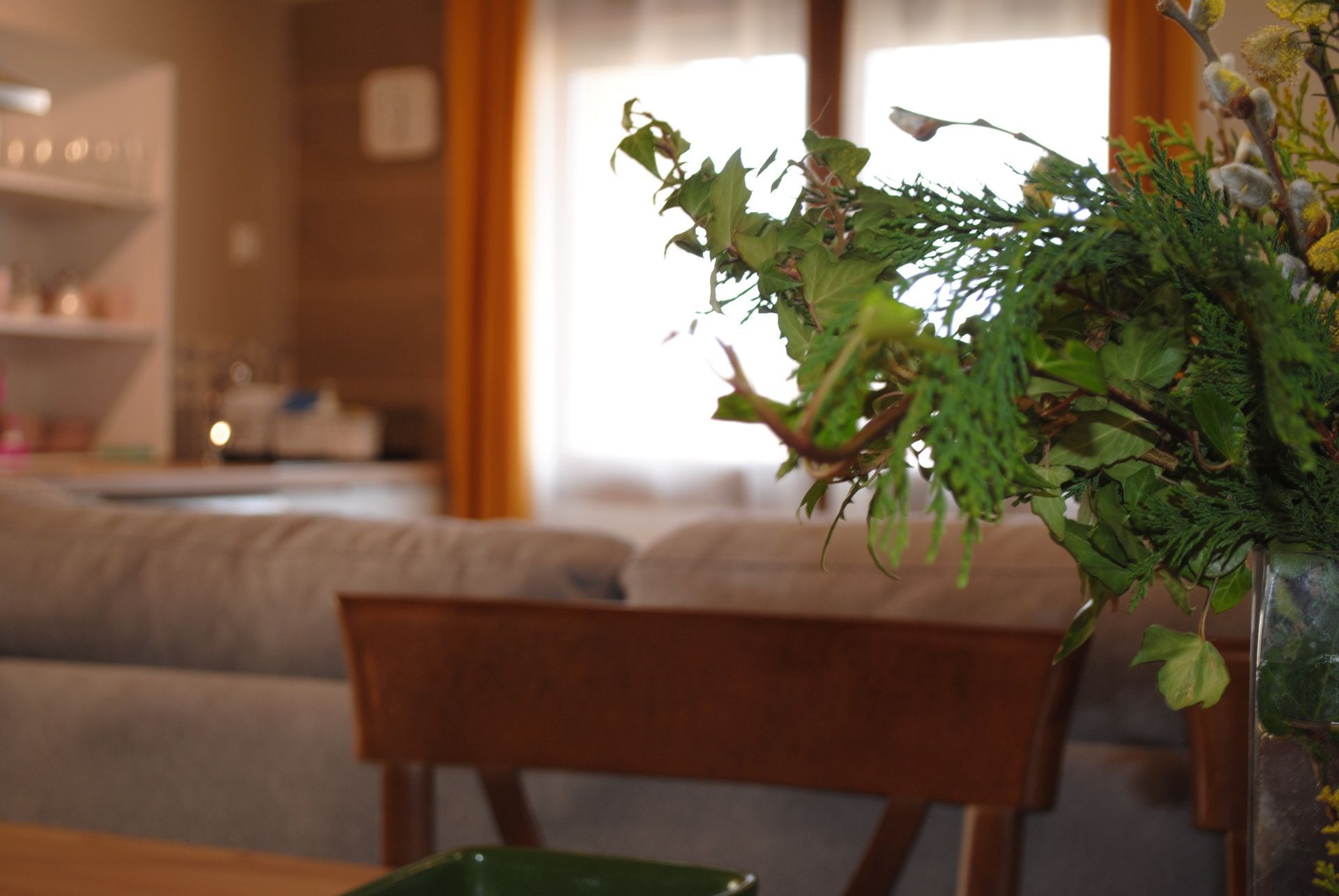 Un jarrón de flores está sobre una mesa en una sala de estar.