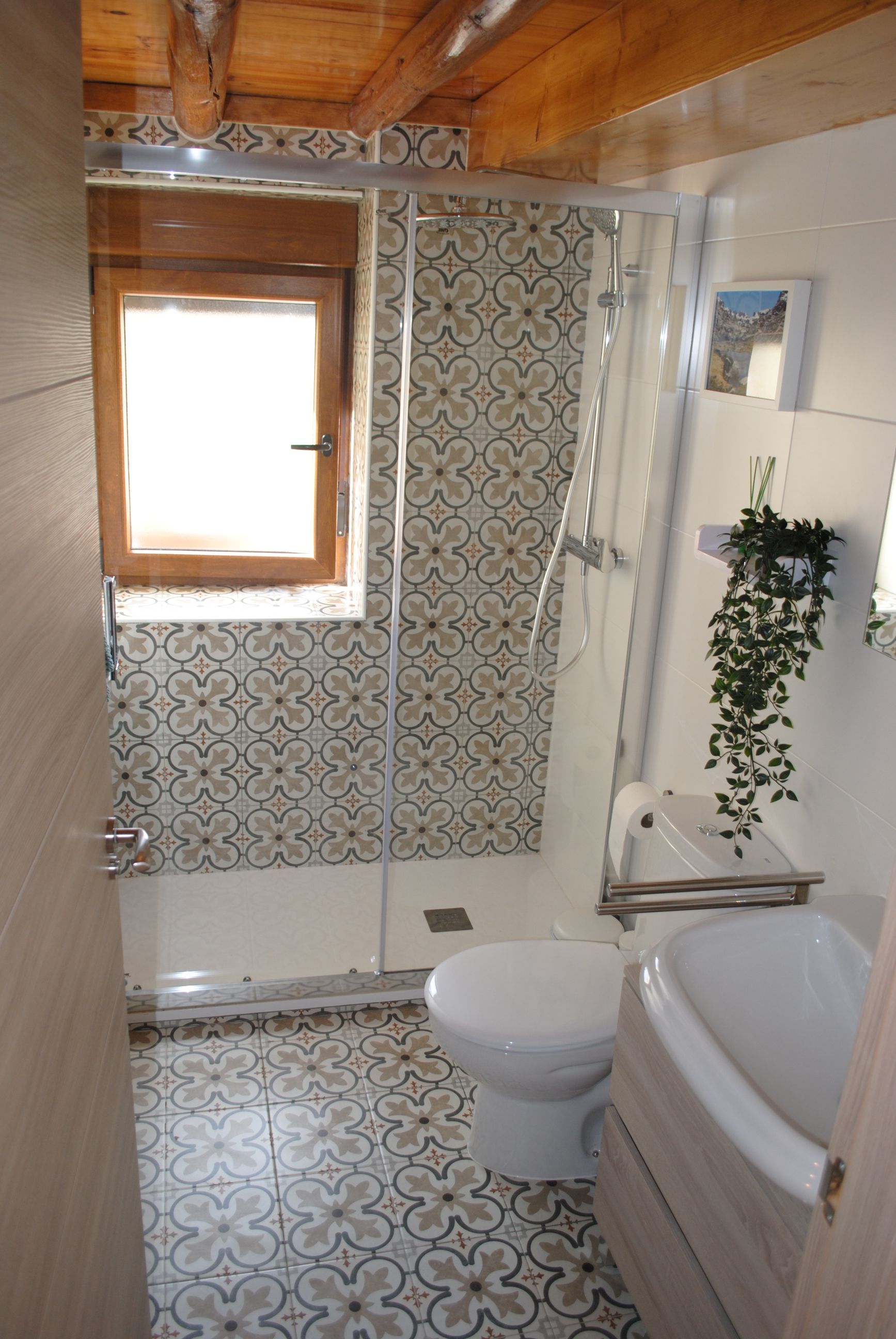 Un baño con inodoro, lavabo y ducha.