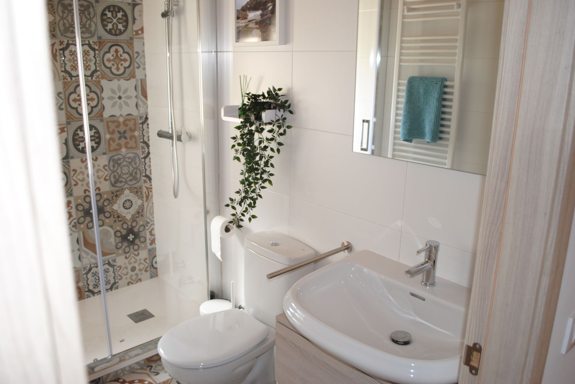 Un baño con inodoro, lavabo y ducha.