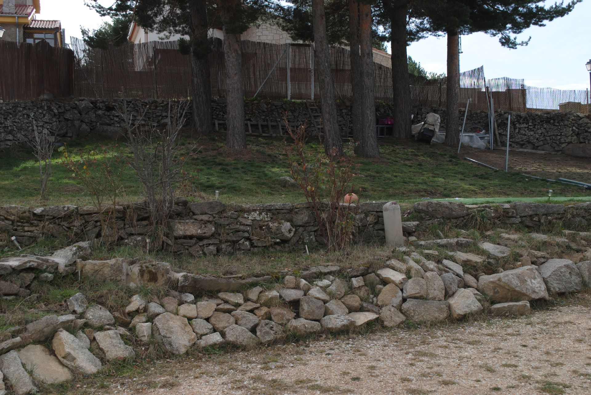 Un montón de rocas se encuentra en el medio de un campo de tierra.