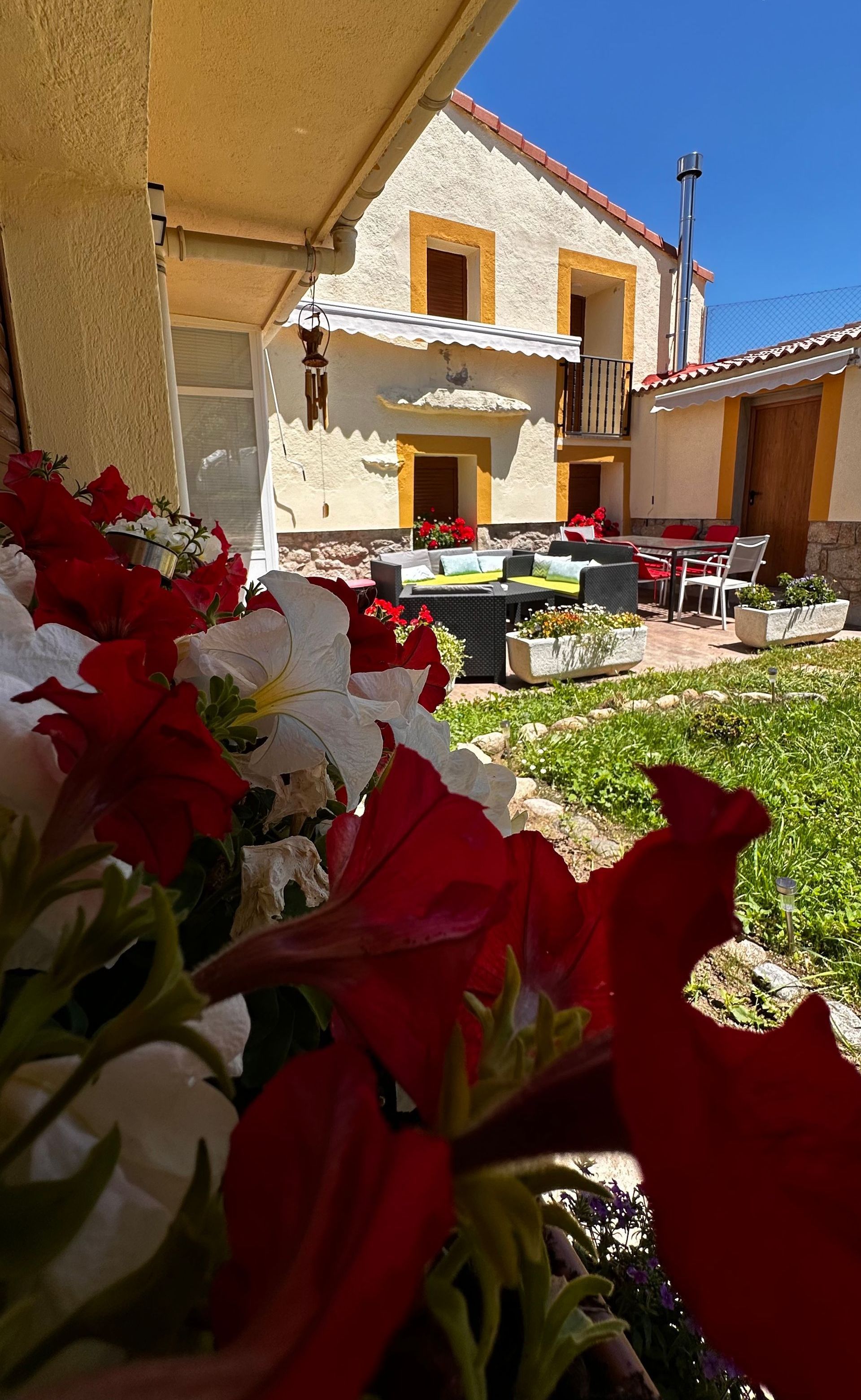 Una casa con muchas flores en el frente.