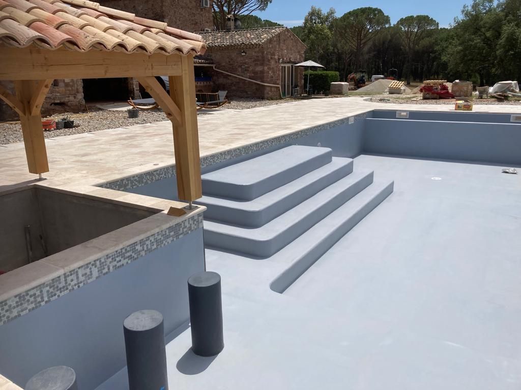 Photo de la construction d'une piscine avec un bar dans l'eau