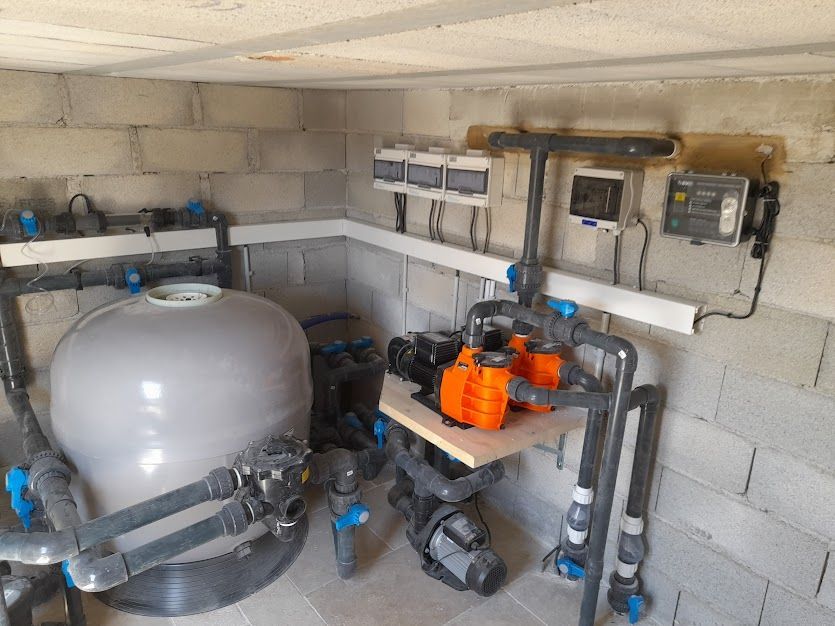 Photo d'un local avec les machines de filtration de l'eau de la piscine