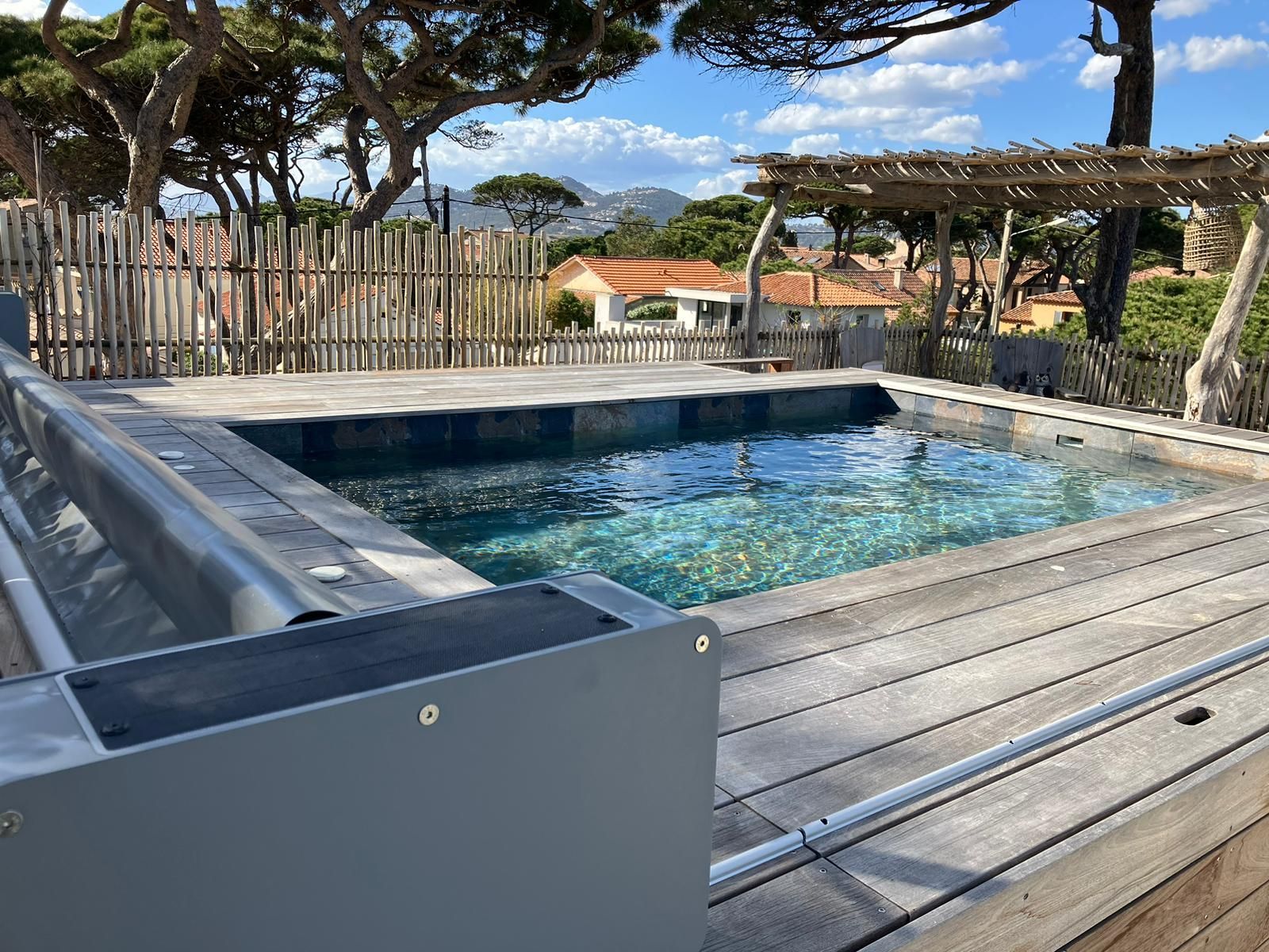 Photo du système pour enrouler une bâche de piscine