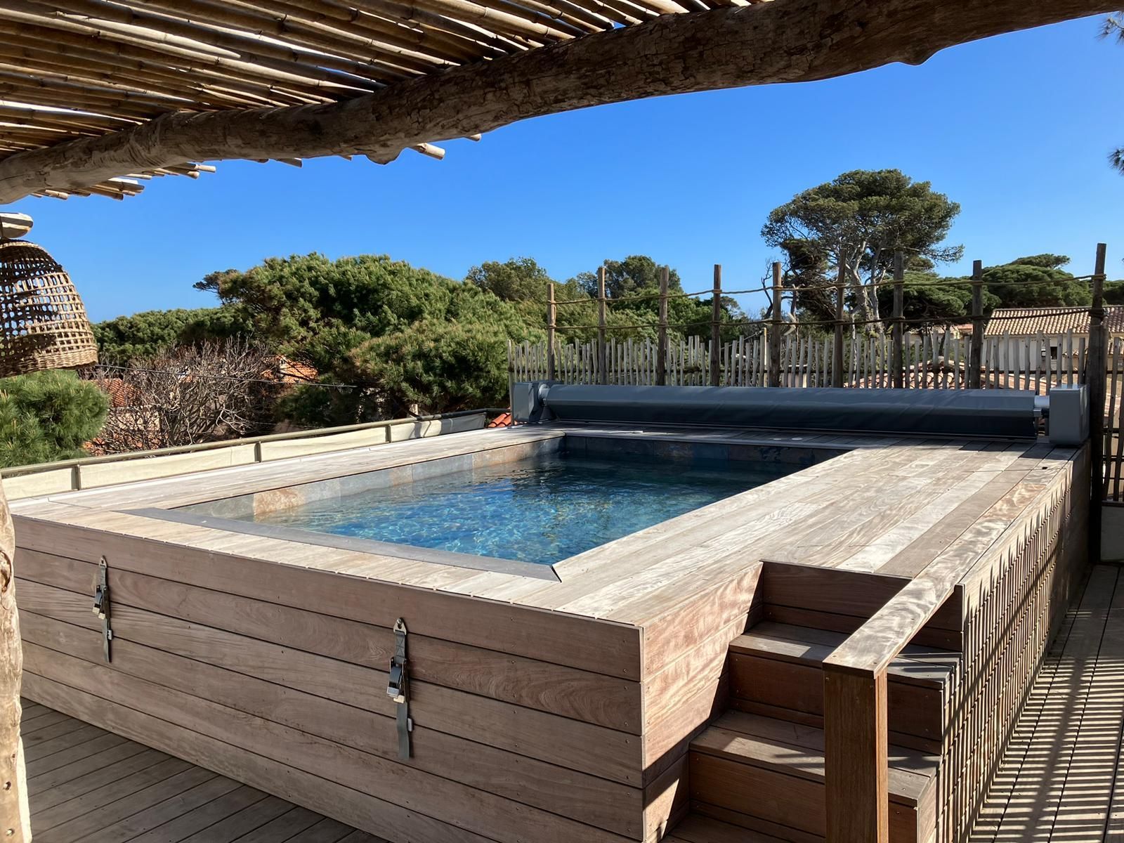 Photo d'une piscine en bois sur terrasse bois