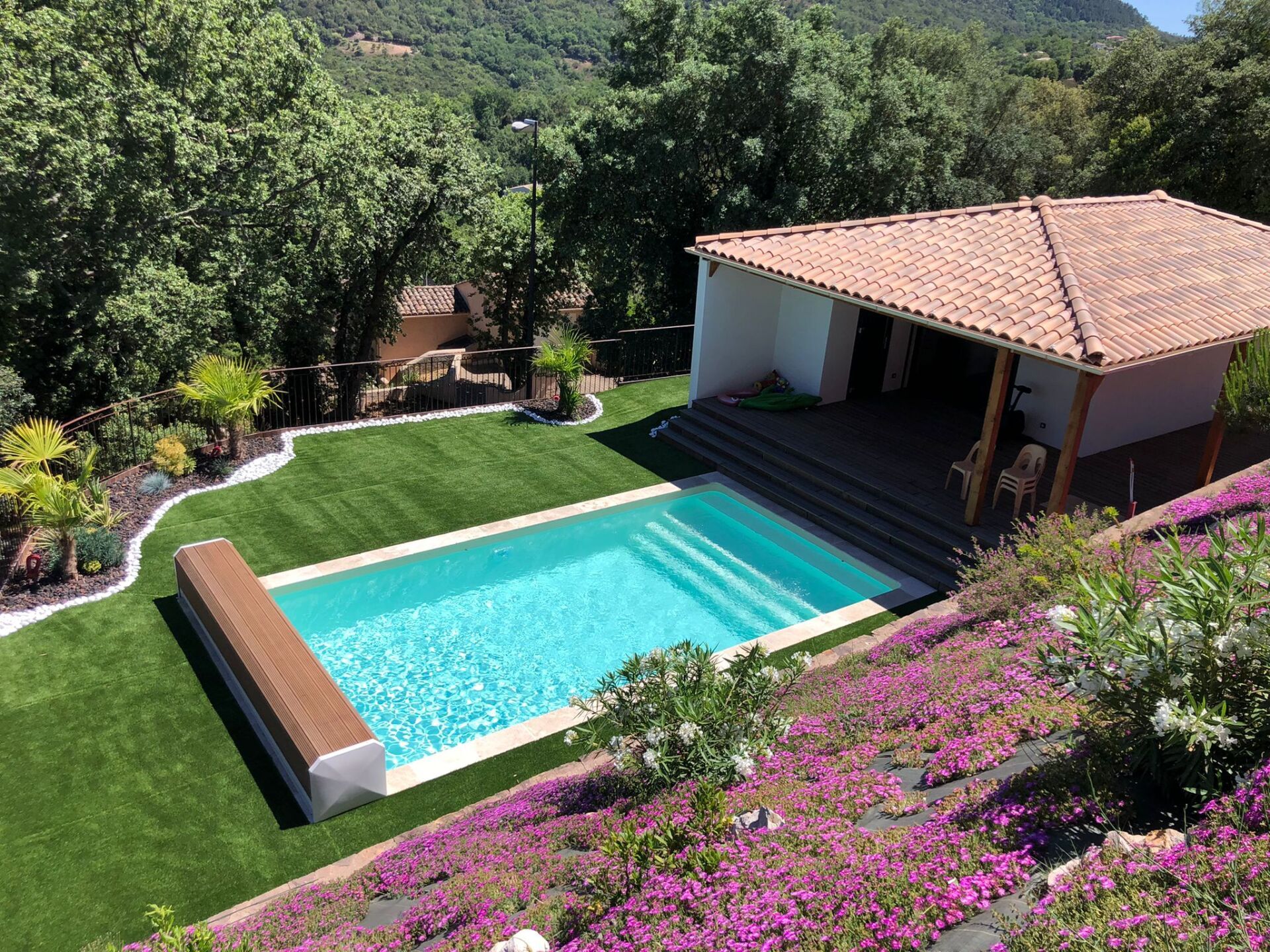 Photo d'une piscine avec volet roulant hors sol