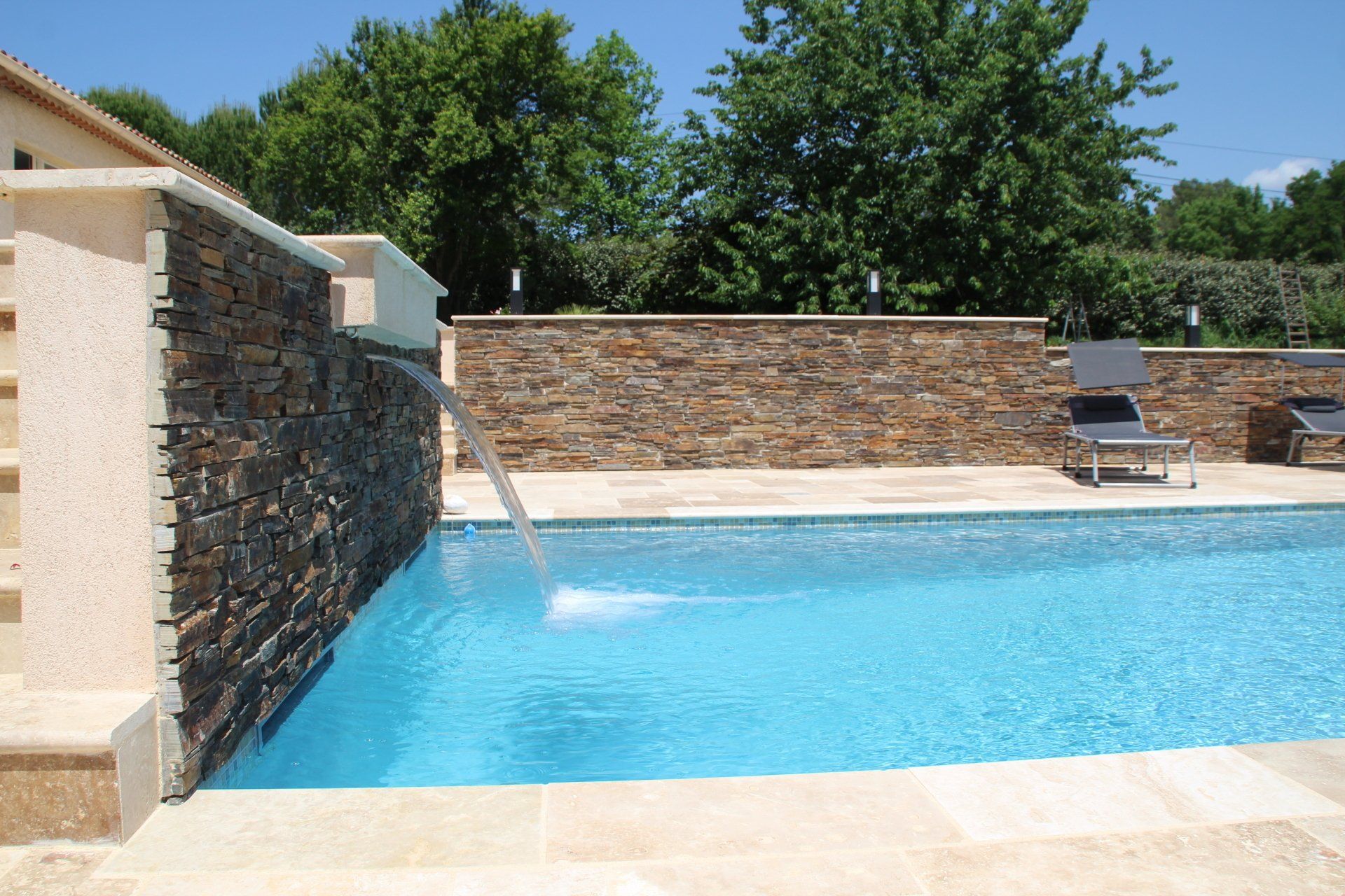 Photo d'une cascade dans une piscine