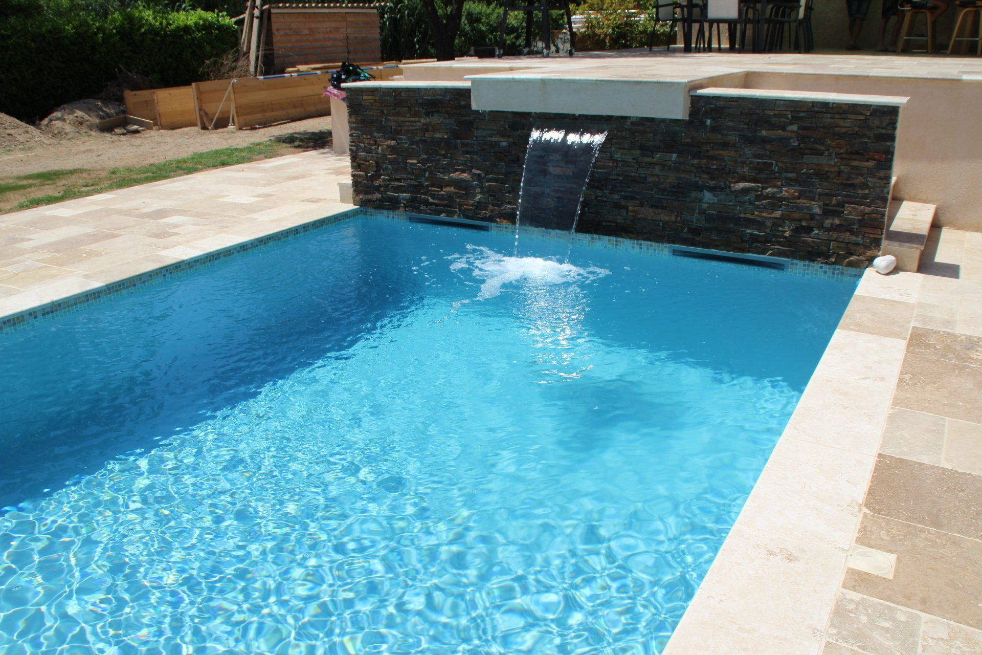Photo d'une cascade d'eau artificielle dans une piscine