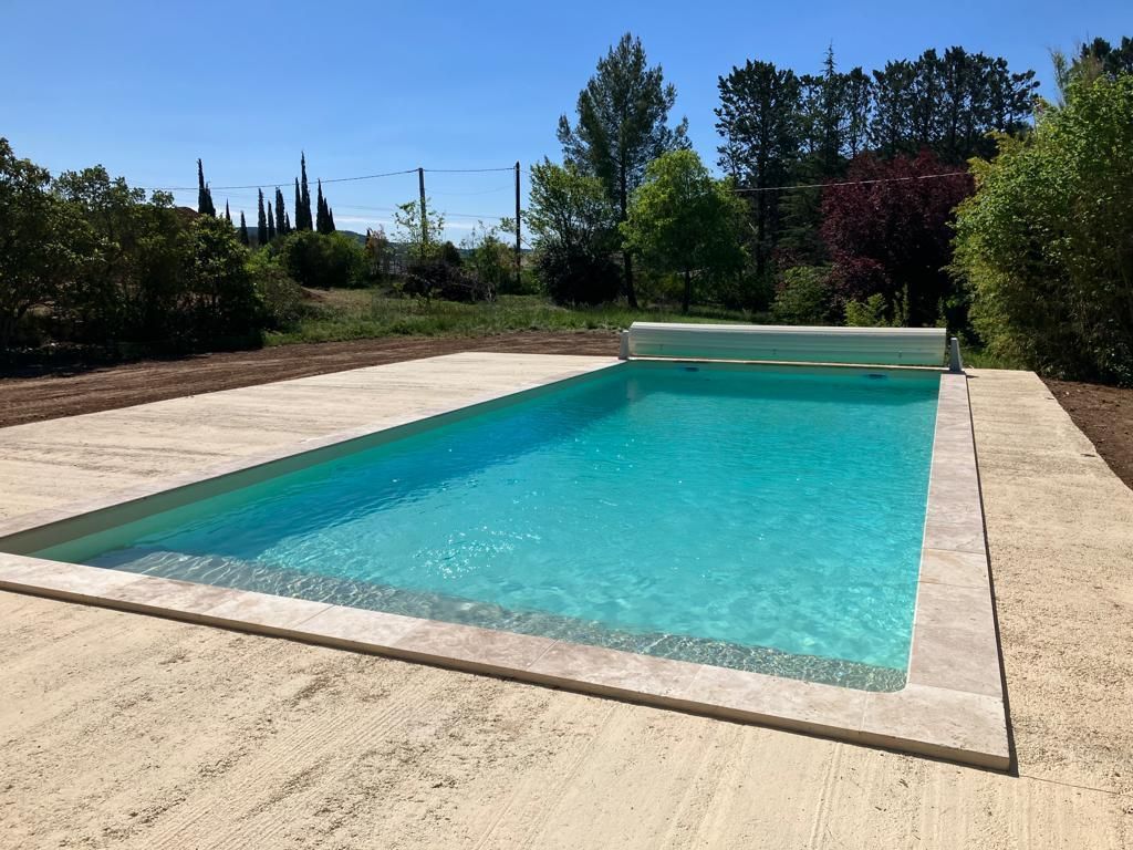 Photo d'une piscine en eau sur une terrasse en béton
