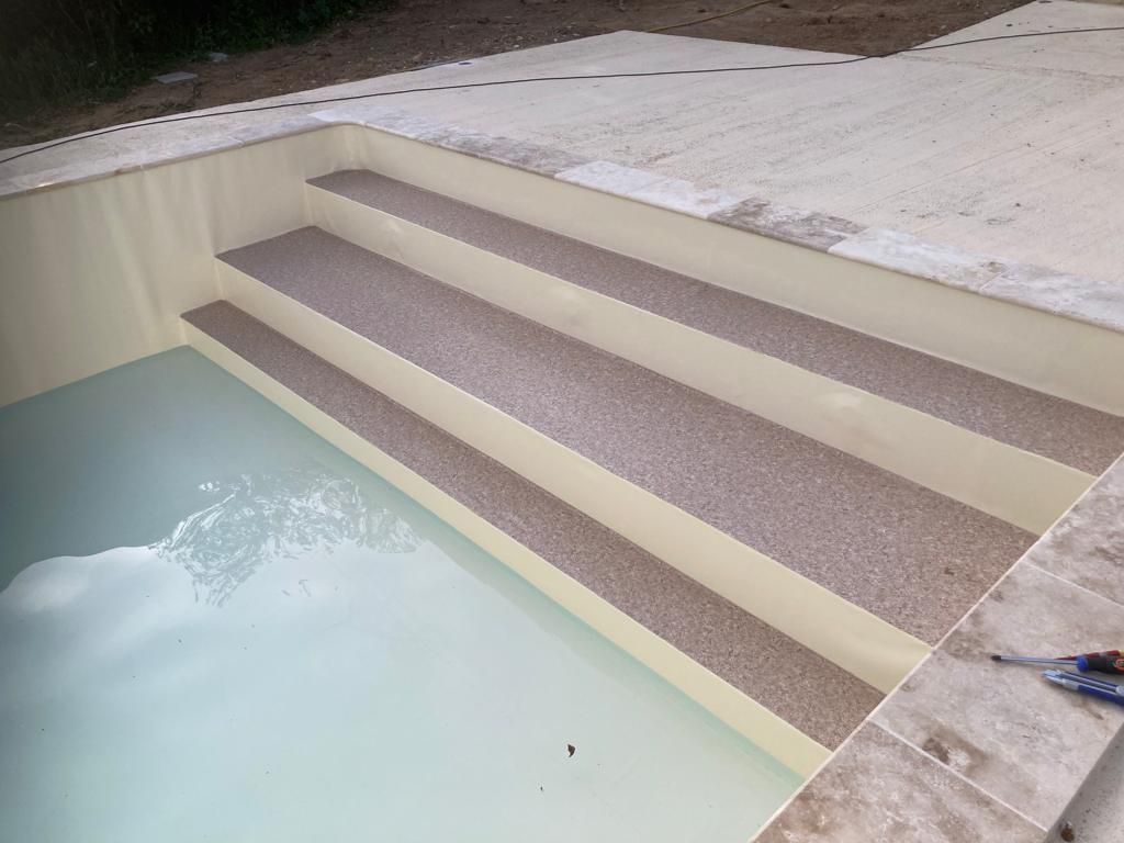 Photo des marches d'une piscine en eau