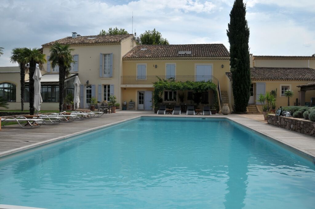 Photo d'un grand bassin avec dix transats autour