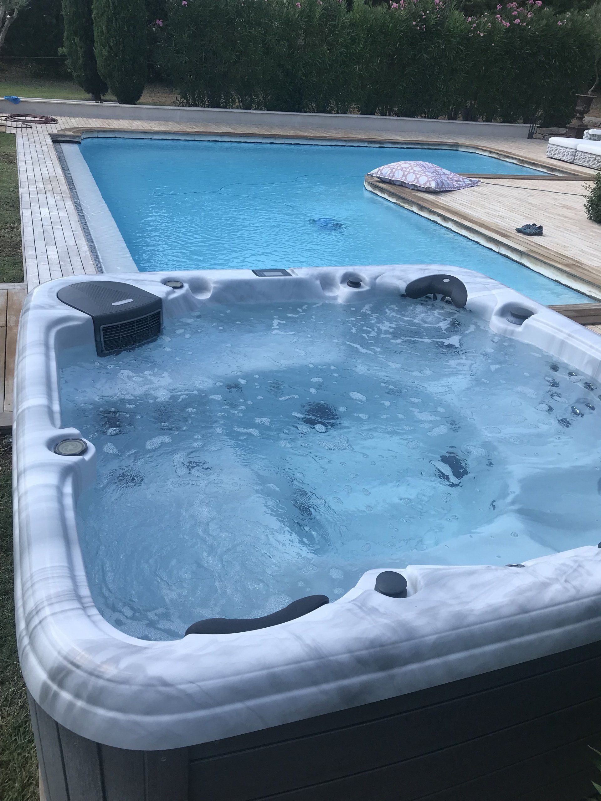 Photo d'un spa à côté d'une piscine creusée