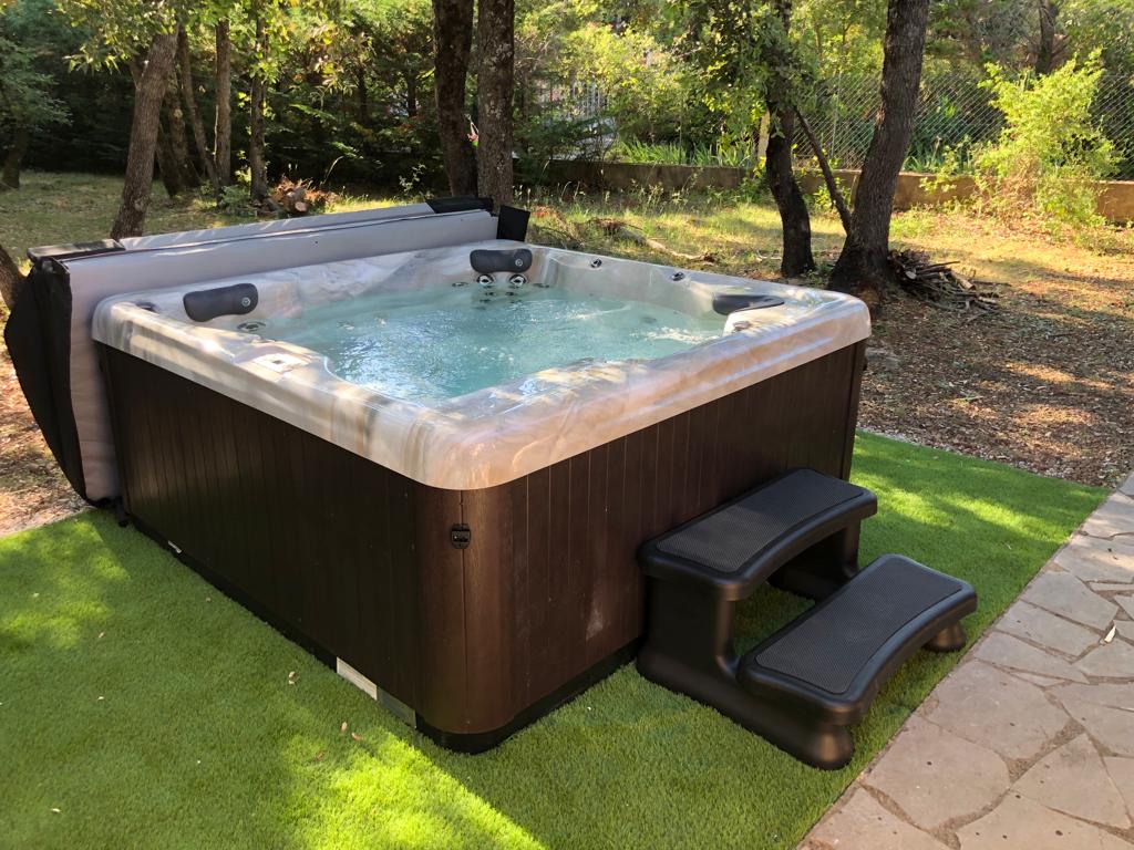 Photo d'un spa marron avec deux marches