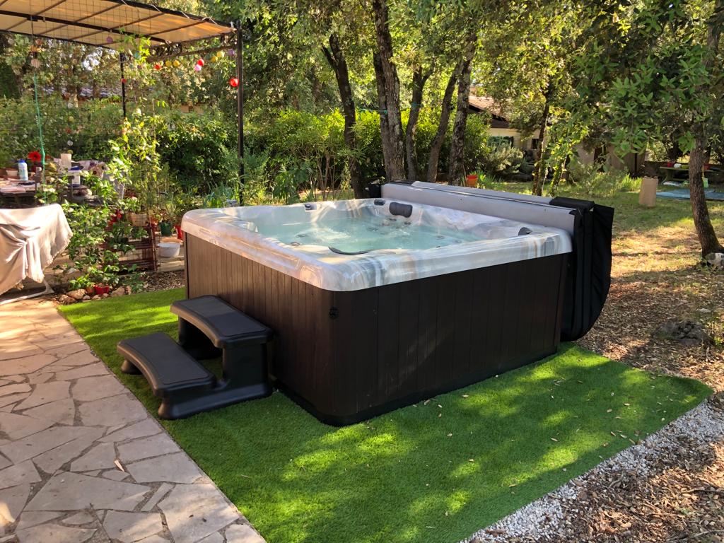 Photo d'un spa sur une pelouse synthétique