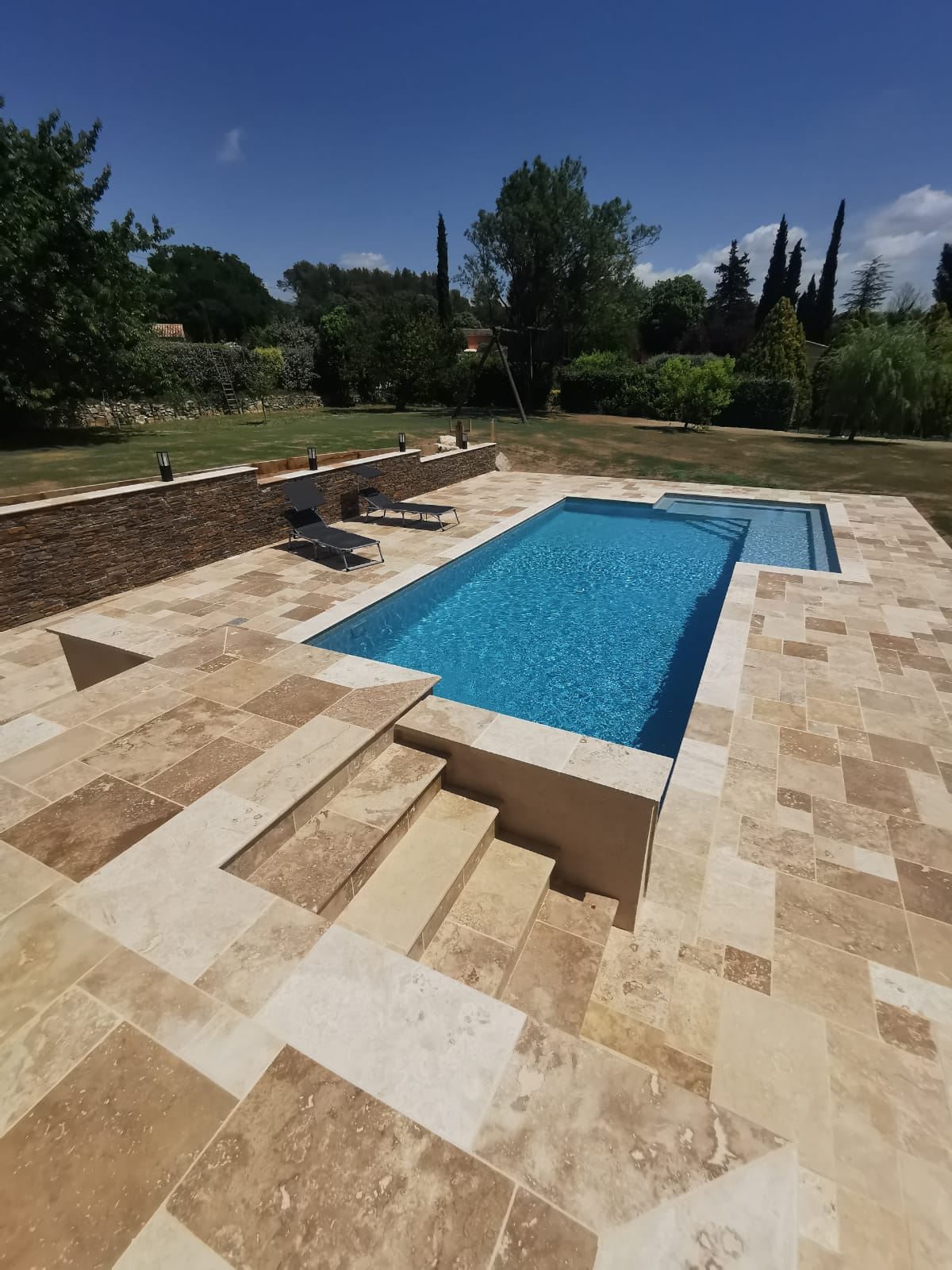 Photo d'un escalier menant au dessus d'une piscine