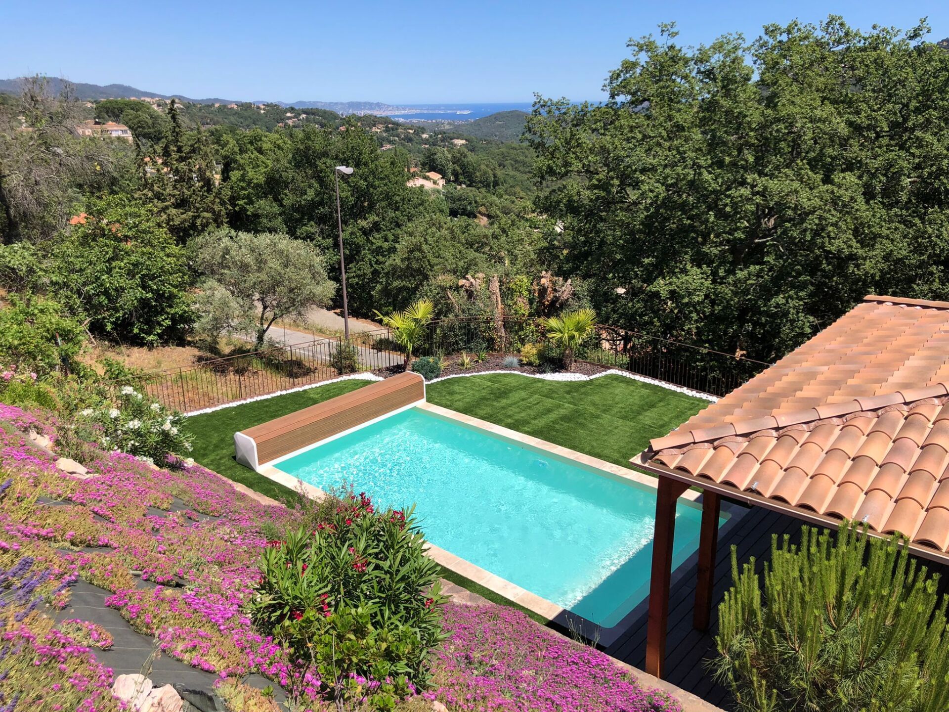 Photo prise en hauteur d'une piscine sur gazon synthétique