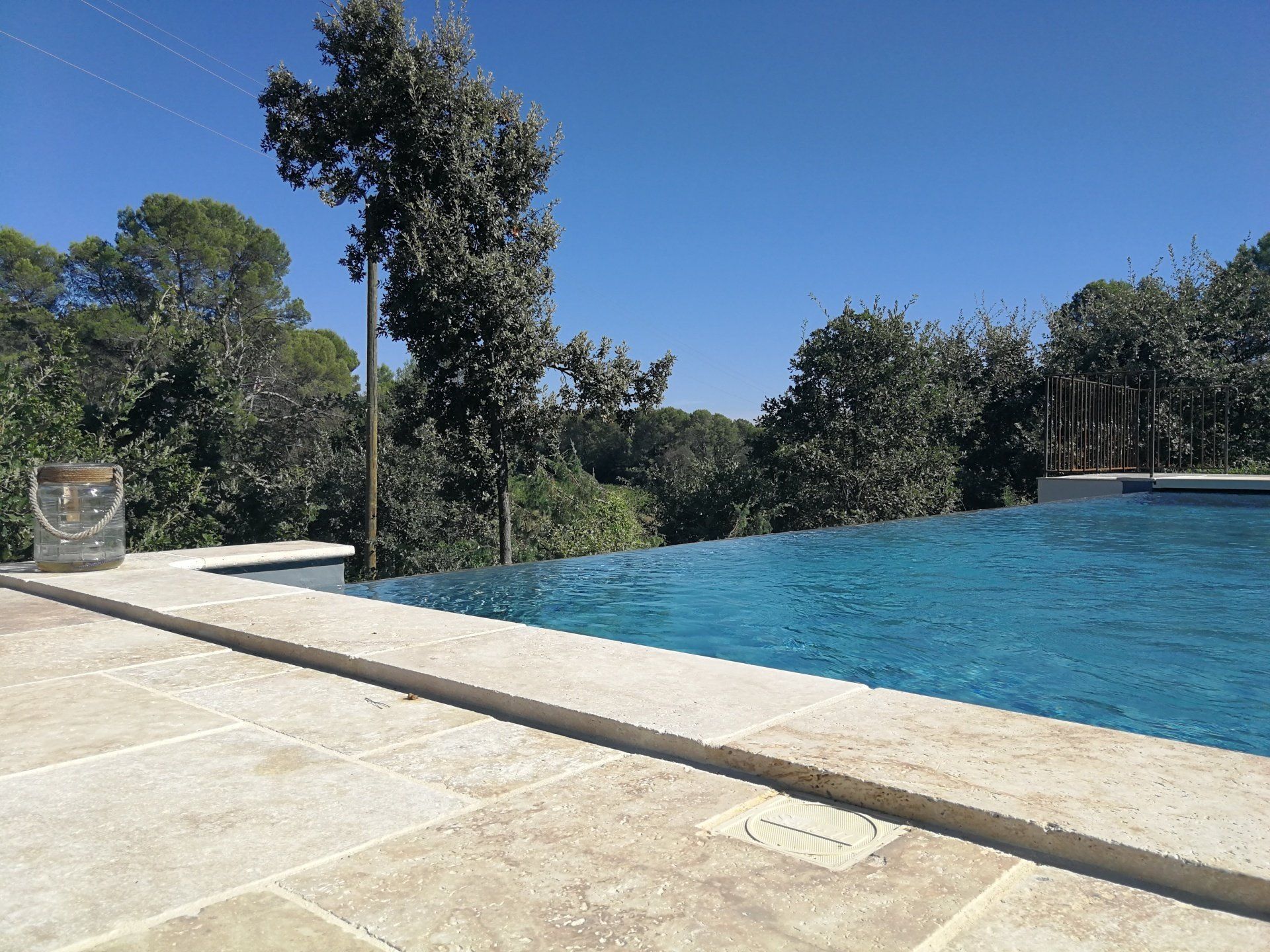 Photo d'une piscine avec une terrasse carrelée de couleur beige