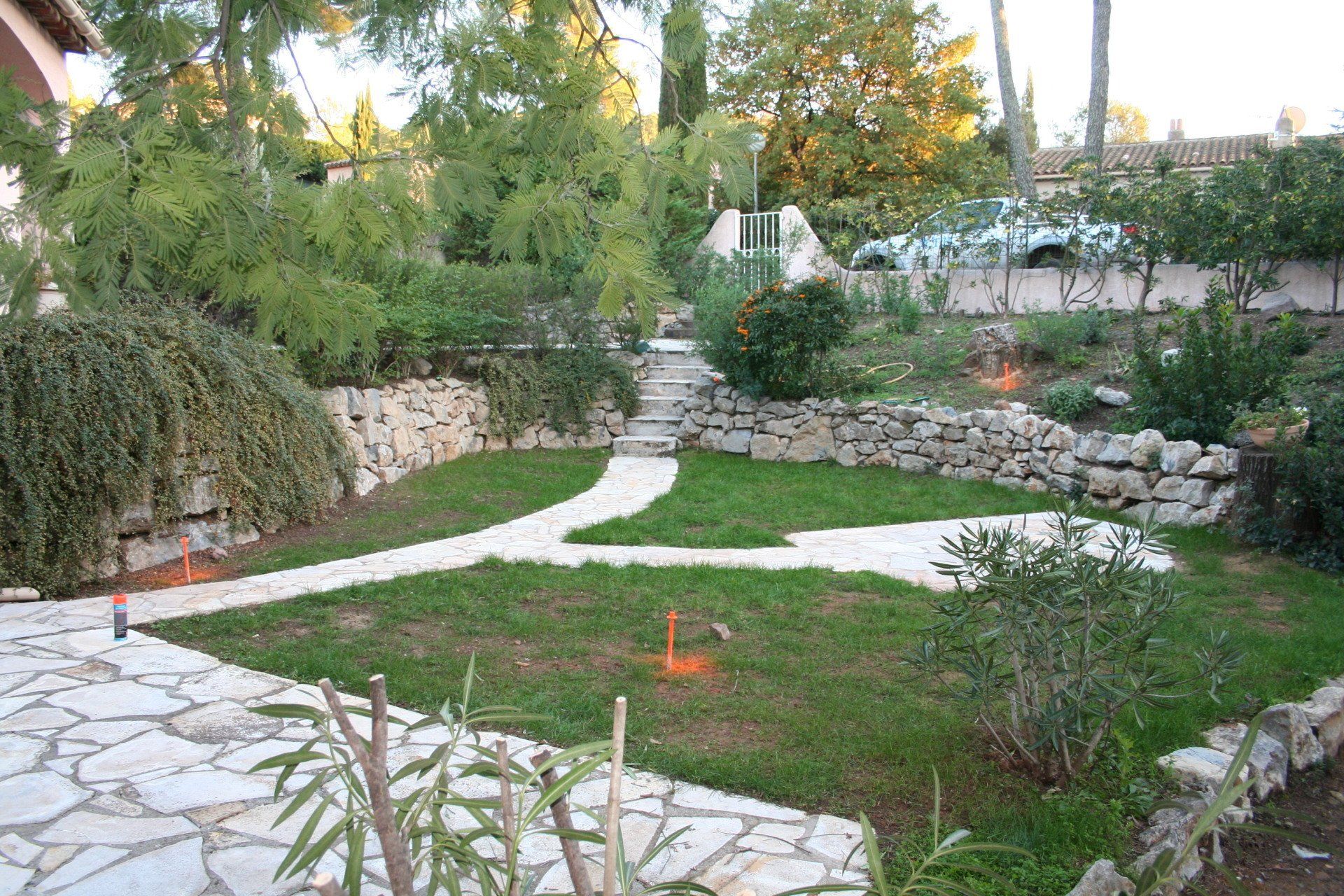 Photo d'une surface en herbe avec deux allées
