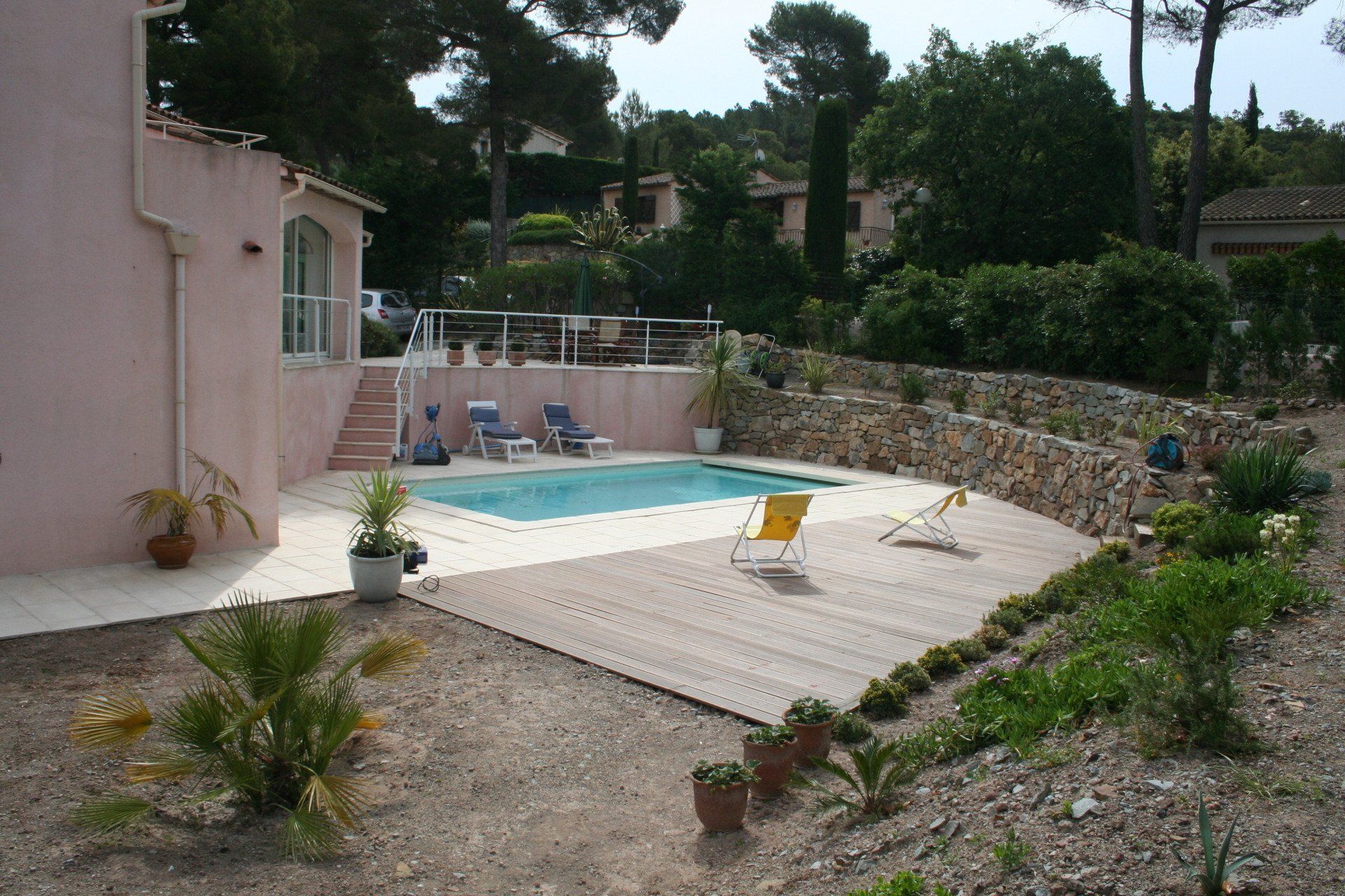 Photo d'une piscine avec une terrasse en bois