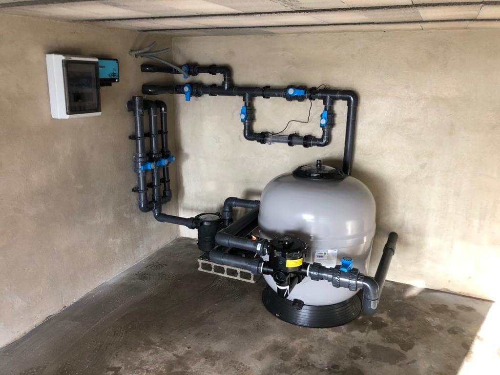 Photo d'un système de traitement de l'eau pour piscine