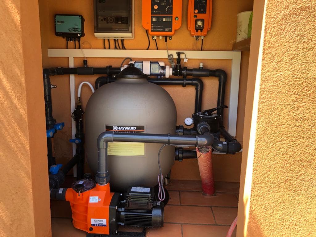 Photo d'un appareil de filtration d'eau sous abris