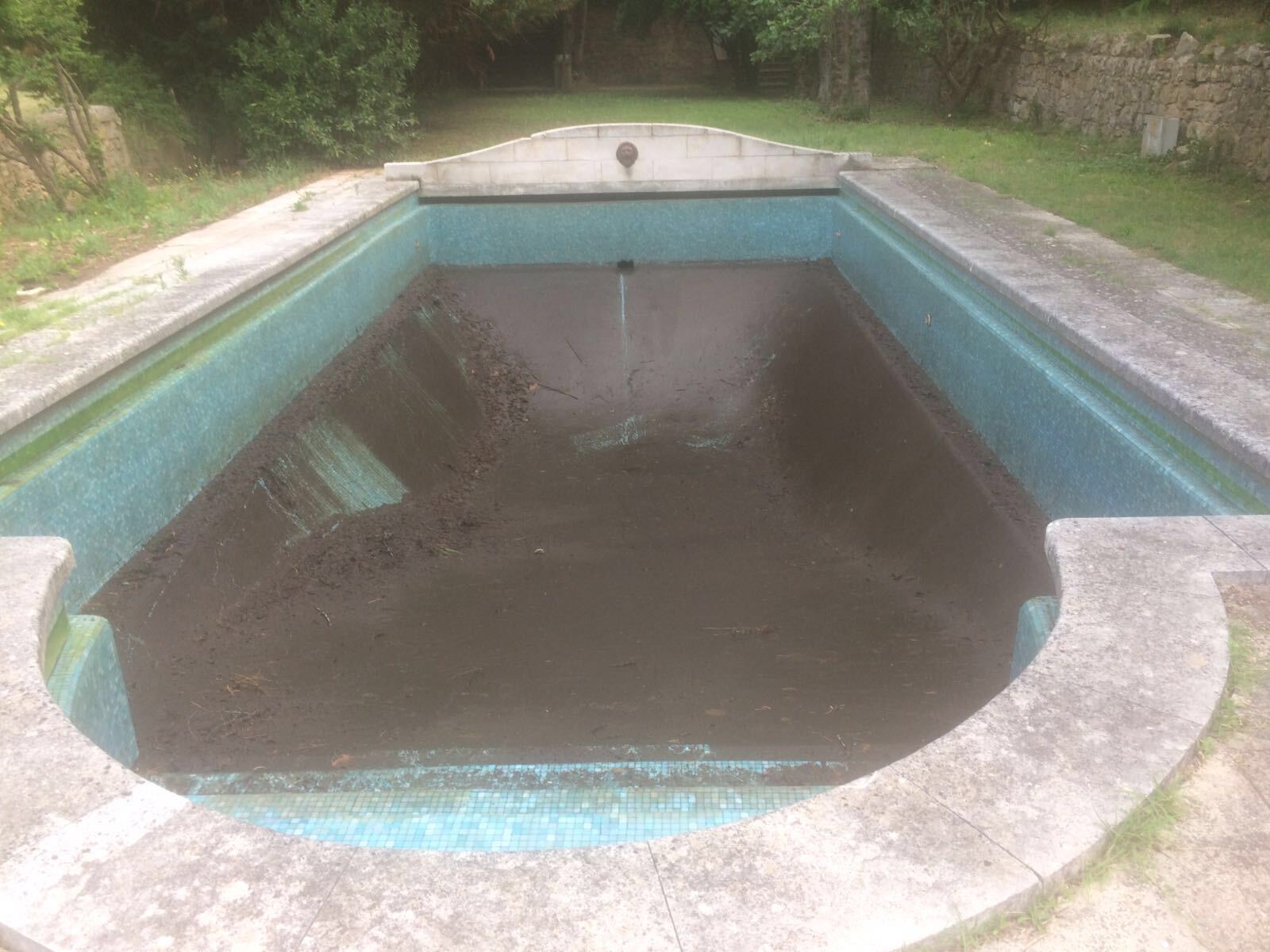 Photo d'une piscine vide avec de la terre 