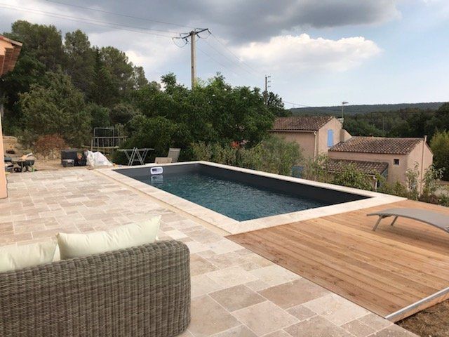 Photo d'une piscine avec une terrasse en carrelage et en bois