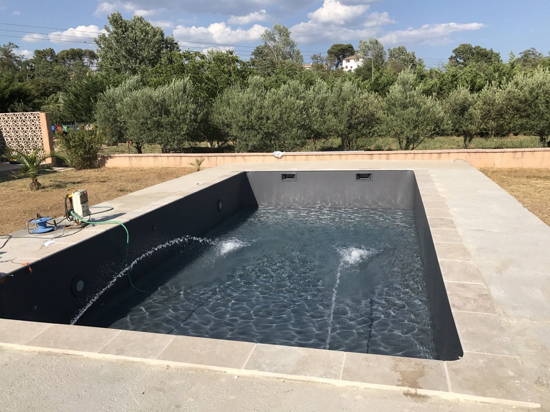 Photo du remplissage d'une piscine
