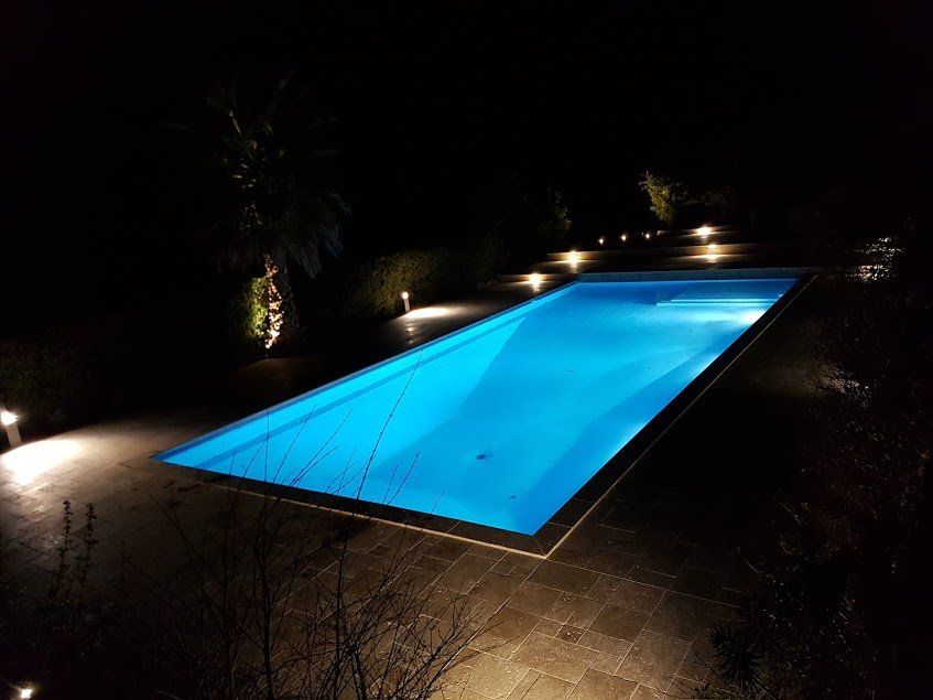 Photo d'une piscine avec éclairage extérieur