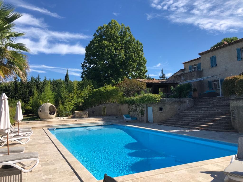 Photo d'une piscine creusée avec des transats