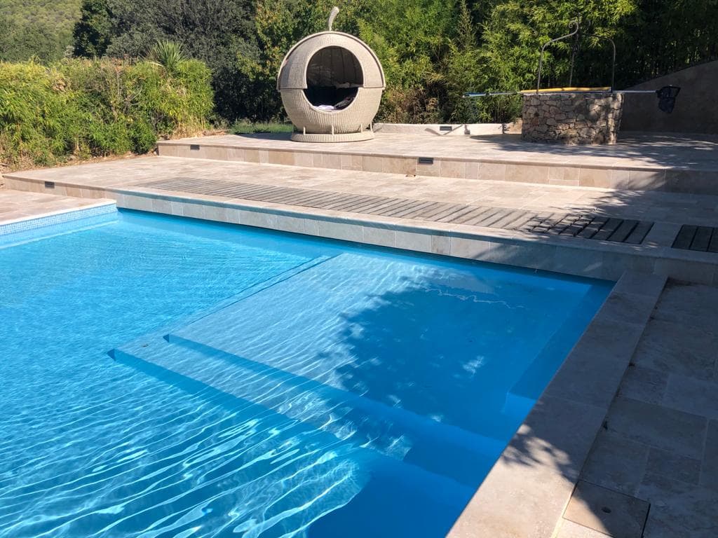 Photo d'une piscine avec une pataugeoire 