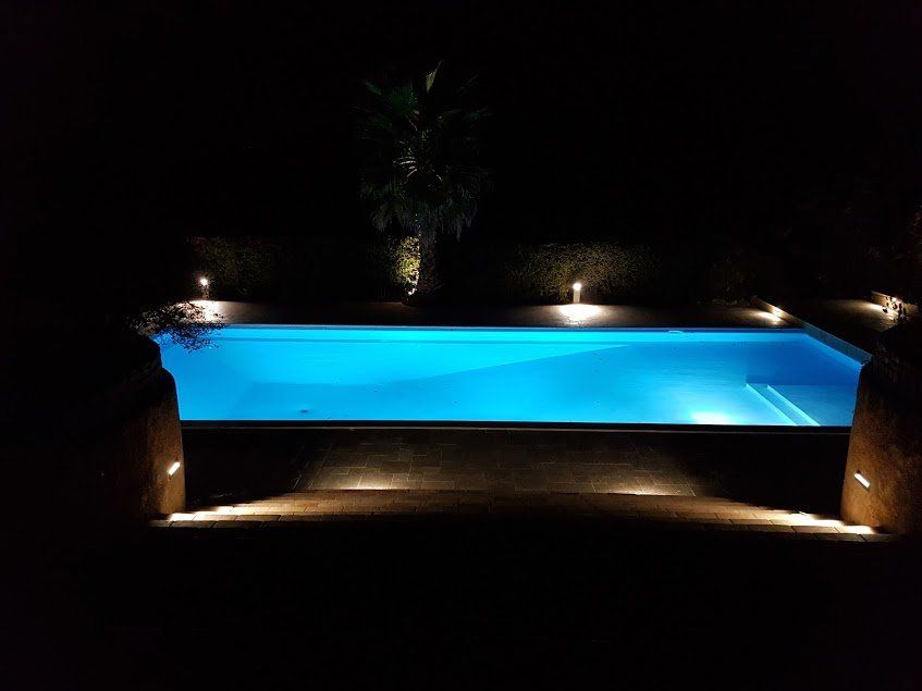 Photo en hauteur d'une piscine éclairée 